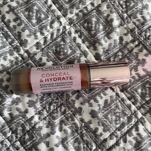 Revolution Conceal & Hydrate Radiance Foundation with Hylaronic Acid F11